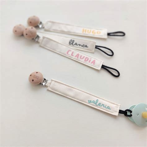 Chupetero personalizado con abalorios y letras de madera