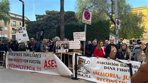 Concentración de apoyo a las víctimas a las puertas de un juzgado