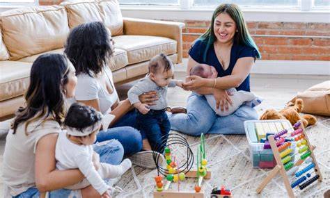 Esquema de red de apoyo para madres de partos múltiples, resaltando la importancia de delegar tareas domésticas para el éxito de la lactancia.