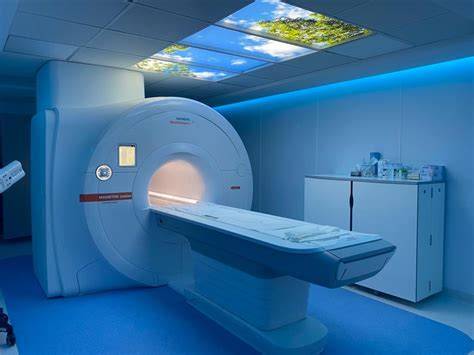 Imágenes de resonancia magnética (RM) de un ATRT mostrando heterogeneidad, quistes periféricos y restricción a la difusión