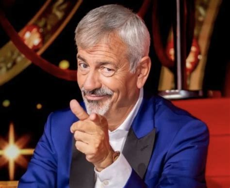 Carlos Sobera anunciando el resultado de una prueba en un plató de televisión