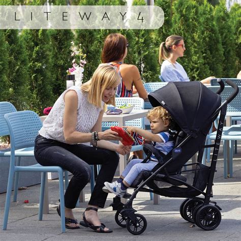 Familia paseando felizmente con la silla Chicco Liteway