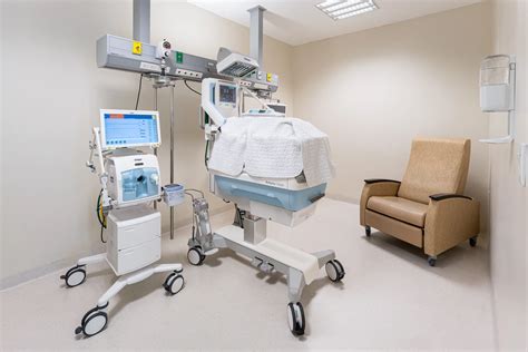 Fotografía de una habitación individual en la UCI Neonatal de La Paz, mostrando la disposición para la estancia de los padres.
