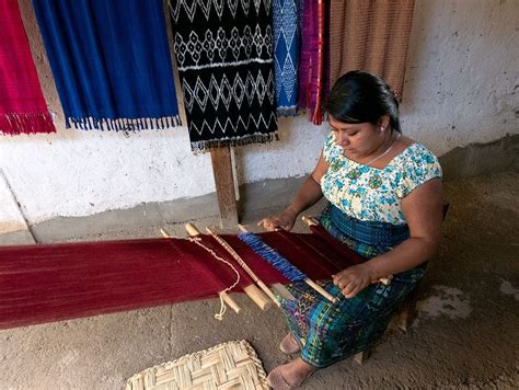Ilustración de Ixchel tejiendo en un telar de cintura