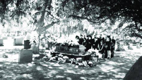 Escena representativa del rito del Rey de Mayo rodeado de vegetación y elementos florales en un bosque.