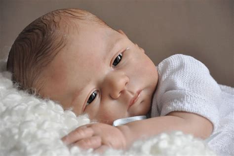 Foto de un bebé reborn hiperrealista