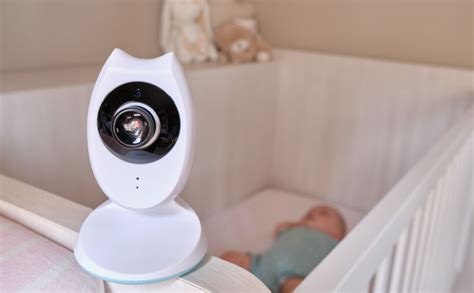 Esquema comparativo entre un vigilabebés de audio tradicional y un sistema moderno con cámara y conexión a Internet.