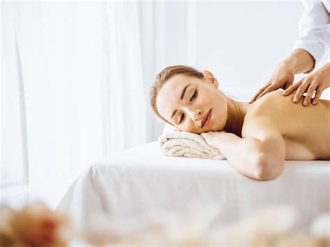 Mujer recibiendo un masaje relajante en el posparto
