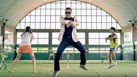 PSY interpretando el 