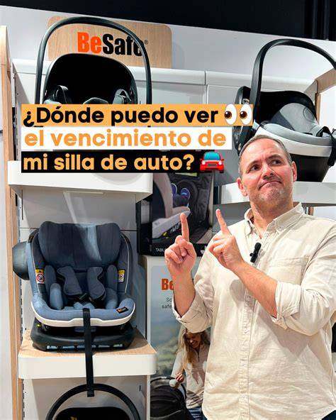 Padre girando la silla de coche con facilidad