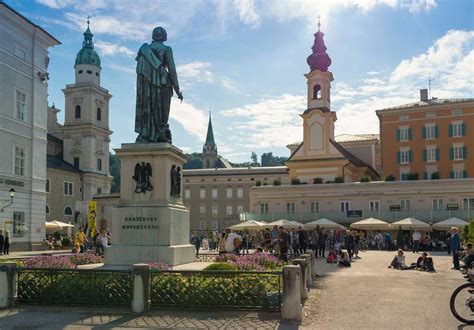 Busto en homenaje a Mozart en una plaza de Salzburgo