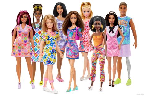 Ilustración colorida de varias muñecas Barbie con diferentes atuendos y accesorios, representando la diversidad de colecciones.