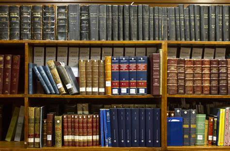 Estantería llena de libros de medicina y obstetricia