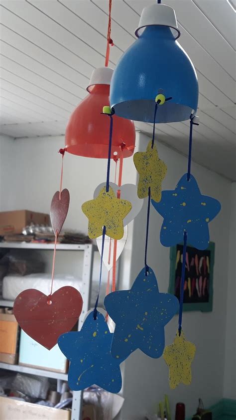 Ejemplo de diseño de móviles infantiles hechos con elementos reciclados y cápsulas