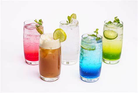 Variedad de cócteles coloridos y refrescantes que empiezan con 'R' servidos en diferentes vasos.