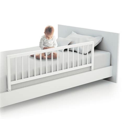 Barrera de cama de madera Safety 1st en un dormitorio infantil