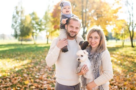 Una familia feliz con su bebé disfrutando de un paseo en Roma con un cochecito alquilado.