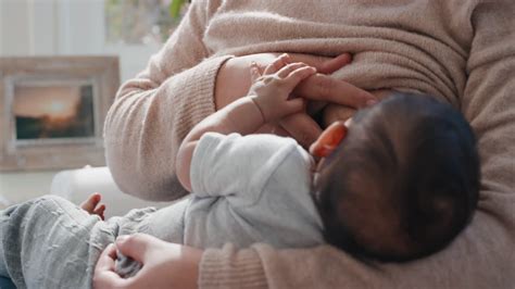 Madre amamantando a su bebé con dificultades