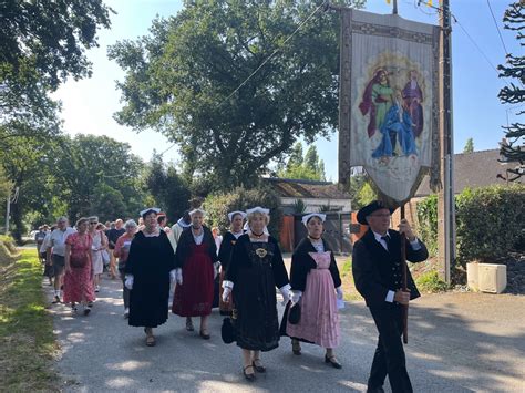 Voluntarios organizando la Fête de la Clarté en Lauzach