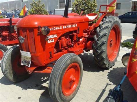Exposición de tractores antiguos en un festival