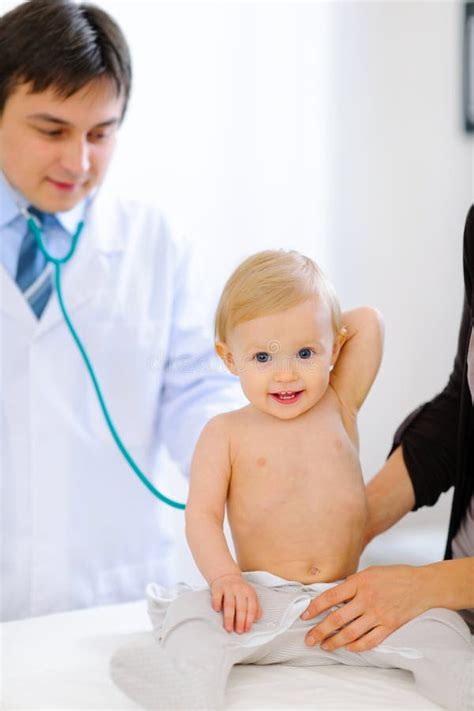 Imagen de un bebé siendo examinado por un pediatra