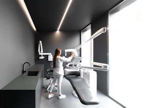Foto de clínica odontológica pediátrica con equipos modernos