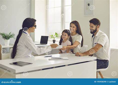 Foto: Profesional apoyando a padres en la consulta sobre el sueño del bebé