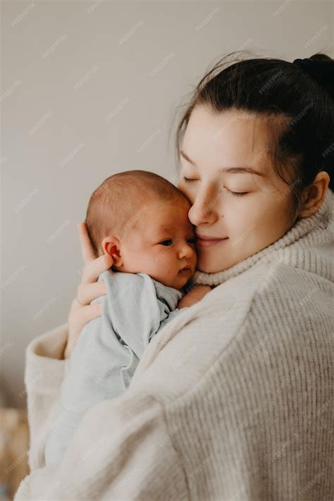 Madre y bebé recién nacido en un abrazo tierno