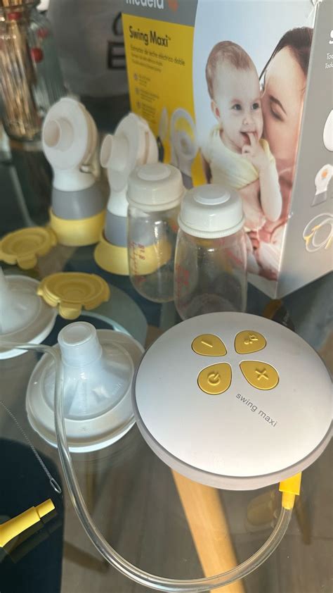 Fotografía de los componentes del extractor Medela: unidad motora, embudos Flex, tubos y botes de recolección.