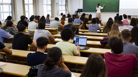 Foto de una universidad moderna con estudiantes