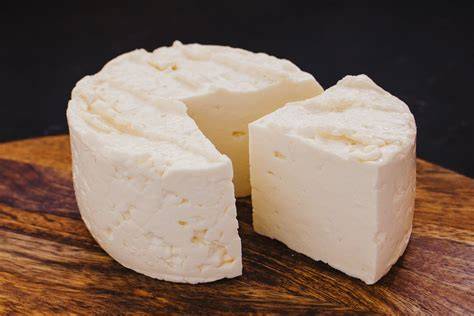 Foto de queso fresco casero cortado en porciones