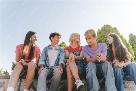 Un grupo de adolescentes sonriendo y charlando, representando la importancia de las conexiones sociales y el apoyo entre pares.