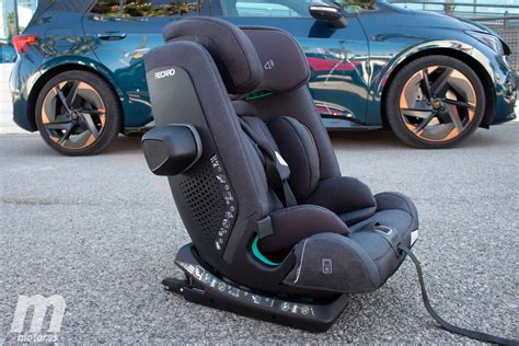 Foto de una silla de coche moderna y segura de Safety 1st o Bebe Confort