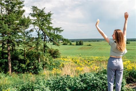 Foto temática de una mujer embarazada disfrutando del aire libre con precaución