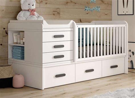 Ilustración de un dormitorio de bebé organizado con cuna, cambiador y armario.