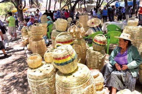 Artesana tejiendo cestas de cañahueca en Bolivia