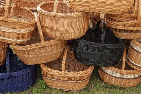 Contraste entre cestas tradicionales y productos de plástico