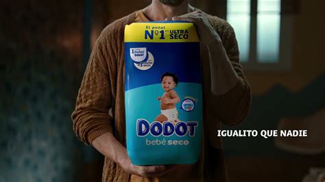 Diseño gráfico de una familia feliz con pañales Dodot y premios de sorteo