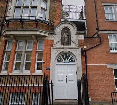 Ilustración de Jenny Lee llegando a Nonnatus House, con la arquitectura característica del East End de Londres en los años 50.