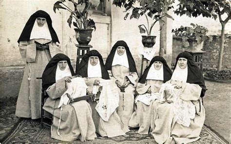 Monjas y enfermeras trabajando juntas en Nonnatus House, mostrando la atmósfera de cooperación y apoyo.