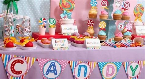 Ilustración colorida de un candy bar temático para una fiesta infantil con dulces y personajes animados.